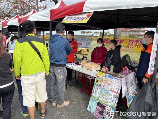 ▲台南市消防局將軍分隊及婦女宣導隊透過互動宣導方式，向民眾推廣防火防災觀念，並提醒即將到來的清明節祭祖安全注意事項。（圖／記者林東良翻攝，下同）