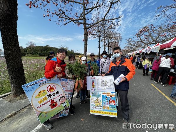▲台南市消防局將軍分隊及婦女宣導隊透過互動宣導方式，向民眾推廣防火防災觀念，並提醒即將到來的清明節祭祖安全注意事項。（圖／記者林東良翻攝，下同）