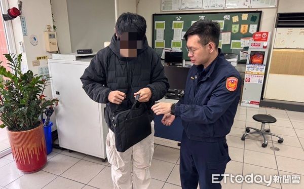 ▲警方調閱監視器幫郭姓上班族尋回筆電。（圖／大園警分局提供）