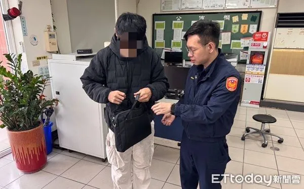 ▲警方調閱監視器幫郭姓上班族尋回筆電。（圖／大園警分局提供）