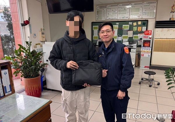 ▲郭男感謝員警迅速尋回落在計程車上的筆電。（圖／大園警分局提供）