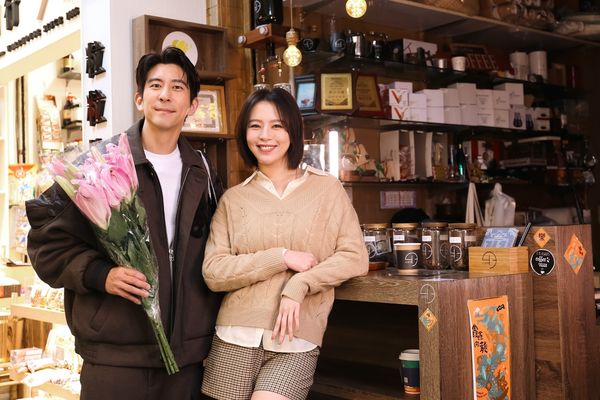 ▲劉品言(右)與修杰楷逛士東市場，竟巧遇劉品言媽媽。（圖／鏡電視）