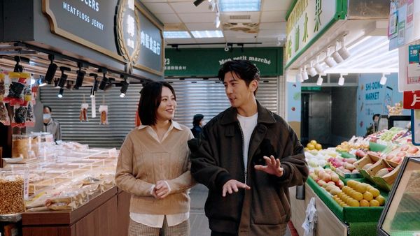 ▲劉品言(右)與修杰楷逛士東市場，竟巧遇劉品言媽媽。（圖／鏡電視）