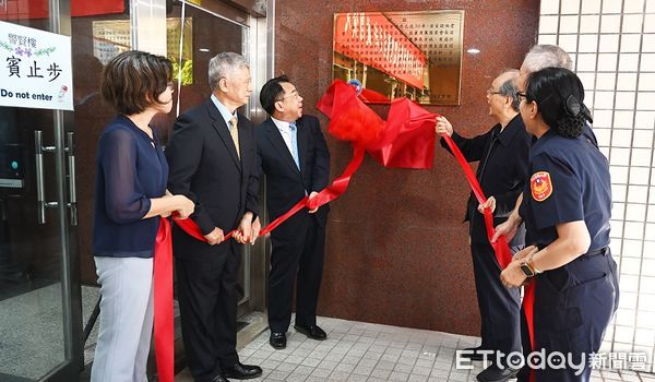 ▲警大警賢樓學生寢室整建更新揭牌儀式，校長楊源明（左三）到場             。（圖／翻攝內政部攝）