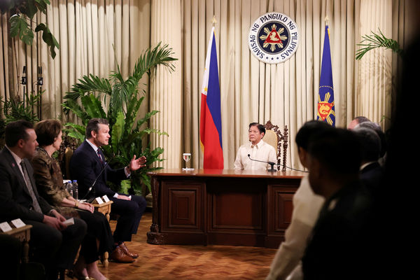 ▲▼美國國防部長赫格塞斯（Pete Hegseth）訪問菲律賓，與菲律賓總統小馬可仕（Ferdinand Marcos Jr.）會面。（圖／路透社）
