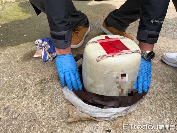 ▲警方追查，發現呂男骨灰罈藏於林口山區邊溝內。（圖／記者陸運陞翻攝）