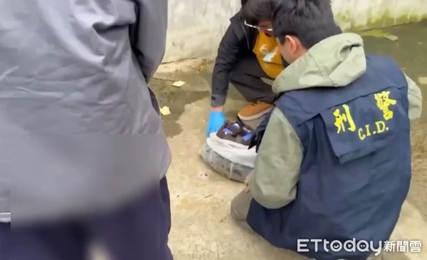 ▲警方追查，發現呂男骨灰罈藏於林口山區邊溝內。（圖／記者陸運陞翻攝）