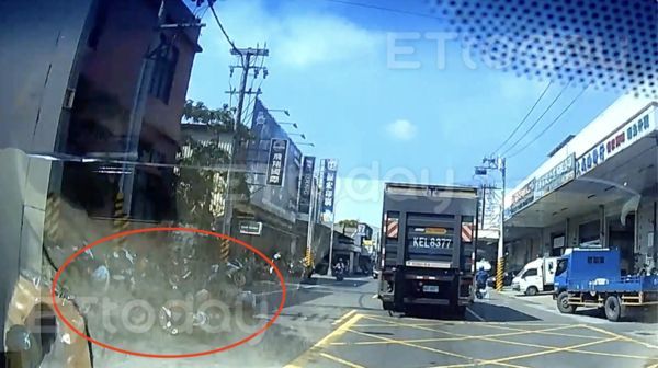 ▲小貨車停在黃網格區等待轉彎             。（圖／記者吳奕靖翻攝）