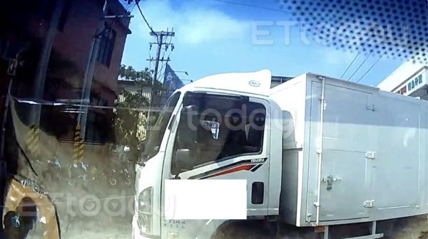 ▲小貨車停在黃網格區等待轉彎             。（圖／記者吳奕靖翻攝）