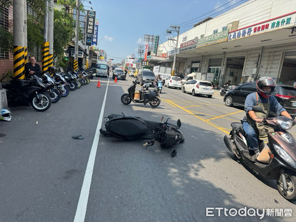 ▲兩部機車追撞之後倒地             。（圖／記者吳奕靖翻攝）