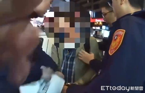 ▲▼他未依規定走人行道，違規被攔查，手上沾白色粉末露餡了。（圖／記者邱中岳翻攝）