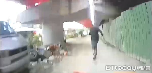 ▲警方埋伏逮捕性侵犯時，意外逮獲因酒駕遭通緝的親哥哥。（圖／記者陸運陞翻攝）