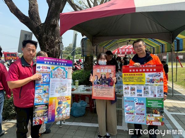 ▲台南市消防局二大隊官田消防分隊積極參與29日在官田區公所與角秀山生命紀念館舉辦的清明法會活動，宣導「掃墓不用火」的方式，呼籲民眾共同保護生態環境，並防止火災的發生。（圖／記者林東良翻攝，下同）