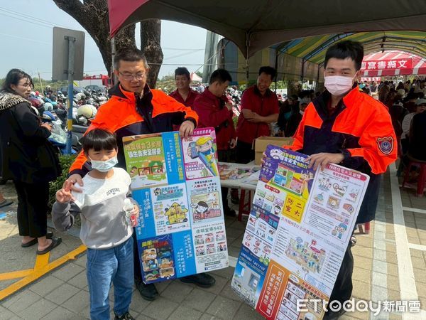 ▲台南市消防局二大隊官田消防分隊積極參與29日在官田區公所與角秀山生命紀念館舉辦的清明法會活動，宣導「掃墓不用火」的方式，呼籲民眾共同保護生態環境，並防止火災的發生。（圖／記者林東良翻攝，下同）