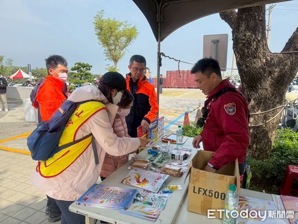 ▲台南市消防局二大隊官田消防分隊積極參與29日在官田區公所與角秀山生命紀念館舉辦的清明法會活動，宣導「掃墓不用火」的方式，呼籲民眾共同保護生態環境，並防止火災的發生。（圖／記者林東良翻攝，下同）