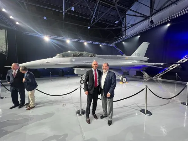 ▲▼台灣採購66架F-16 BLK70型戰機，首架機完成組裝及測試今（29日）舉行交機出廠典禮。（圖／翻攝美國眾議員提蒙斯（William Timmons）X（推特））