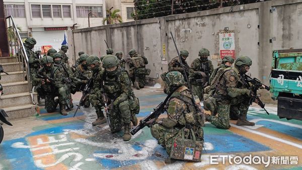 ▲▼  今(29)日上午9時30分，金防部守備大隊戰備部隊25人小組前往中華電信設施，執行關鍵基礎設施防護演練  。（圖／記者林名揚翻攝）