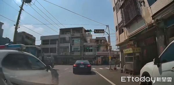 ▲▼         警車逆向    。（圖／記者游瓊華翻攝）