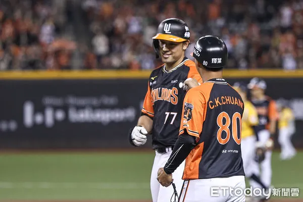 ▲統一獅林安可。（圖／記者林敬旻攝）