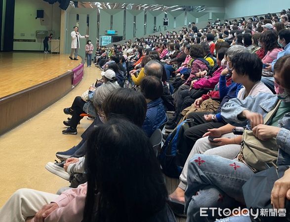 ▲全台百大骨鬆良醫陳建宏醫師，受邀在台北市政府青年局演藝廳進行第499場公益演講。（圖／記者林東良翻攝，下同）