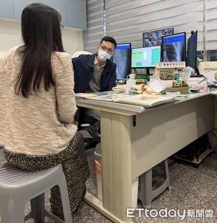 ▲全台百大骨鬆良醫陳建宏醫師，受邀在台北市政府青年局演藝廳進行第499場公益演講。（圖／記者林東良翻攝，下同）