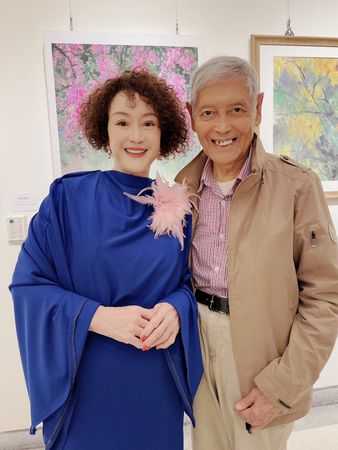 ▲韓湘琴一襲寶藍套裝（中）開畫展，全家總動員。右二：唐威。左二：唐志中。 左五：唐可珊。（圖／韓湘琴提供）