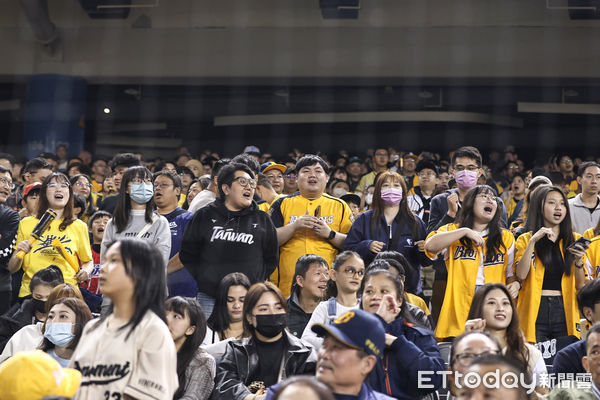 ▲中華職棒中信統一大巨蛋開幕戰，吸引滿場球迷入場觀賽。（圖／記者林敬旻攝）