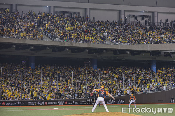 ▲中華職棒中信統一大巨蛋開幕戰，吸引滿場球迷入場觀賽。（圖／記者林敬旻攝）