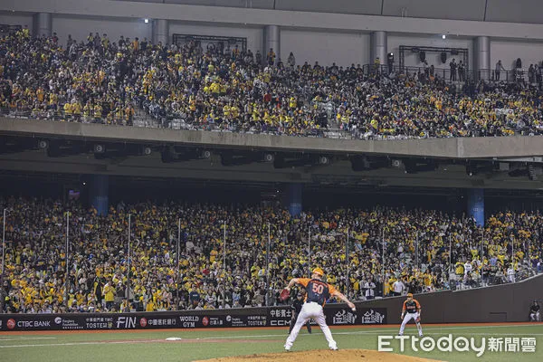 ▲中華職棒中信統一大巨蛋開幕戰，吸引滿場球迷入場觀賽。（圖／記者林敬旻攝）