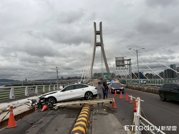 ▲▼329萬的BMW i5純電轎車自撞施工護欄，還將工人撞至雙腳骨折。（圖／記者陸運陞翻攝）