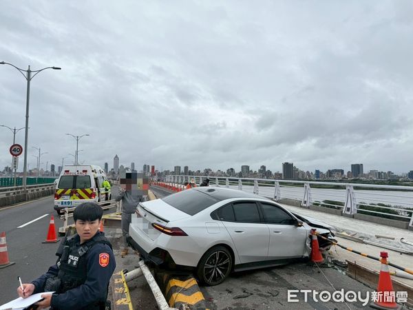 ▲▼329萬的BMW i5純電轎車自撞施工護欄，還將工人撞至雙腳骨折。（圖／記者陸運陞翻攝）