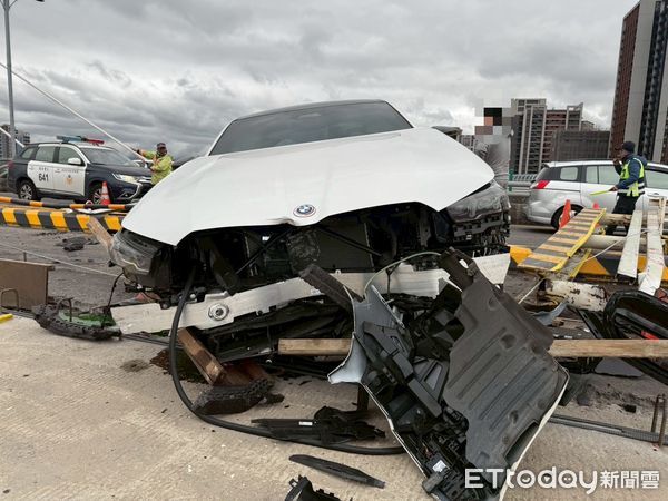▲▼329萬的BMW i5純電轎車自撞施工護欄，還將工人撞至雙腳骨折。（圖／記者陸運陞翻攝）