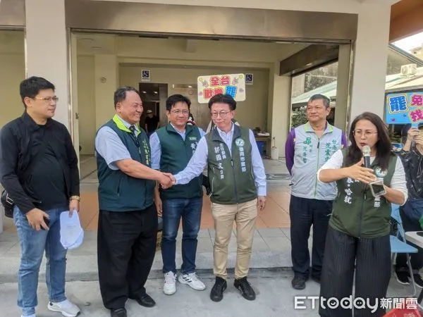 ▲民進黨台南市黨部說，繼3月23日大灣武龍宮宣講大爆場後，罷免連署宣傳已逐步在台南各地發起，市黨部挺公民在五地設攤。（圖／記者林東良翻攝，下同）