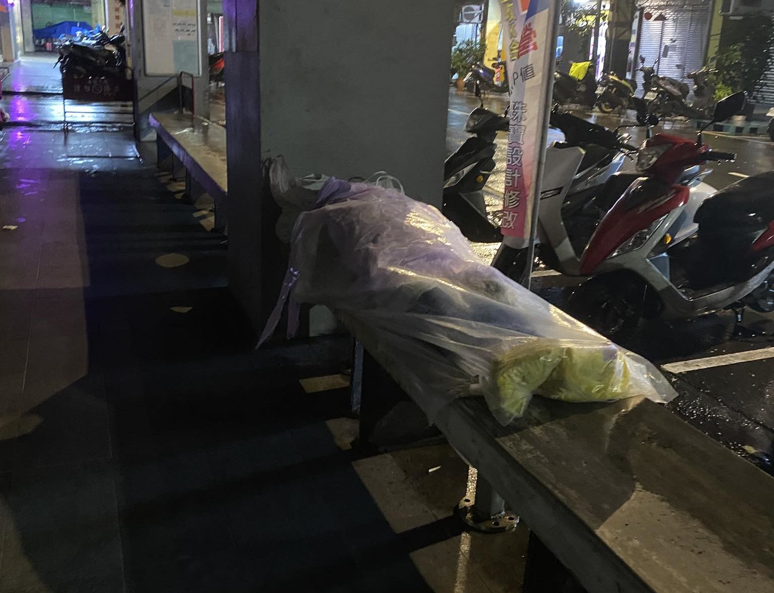 ▲▼嚇！基隆街友透明塑膠包緊禦寒 網驚：以為是大體。（圖／翻攝自基隆人大小事）