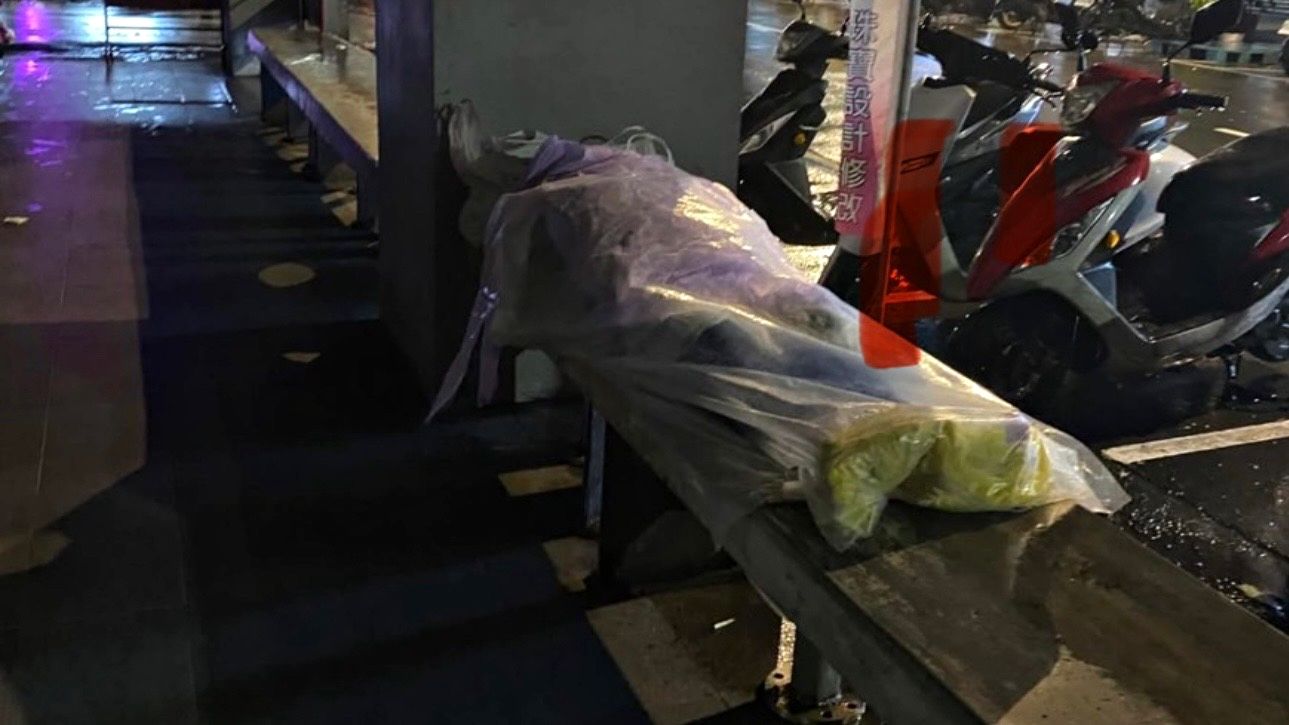 ▲基隆街友寒夜塑膠裹身禦寒拒安置。（圖／翻攝自「基隆人大小事」臉書社團）