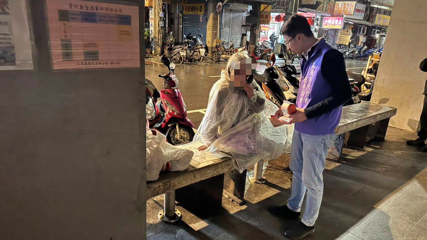 ▲基隆街友寒夜塑膠裹身禦寒拒安置。（圖／天行者慈善協會理事長李昌萬提供）