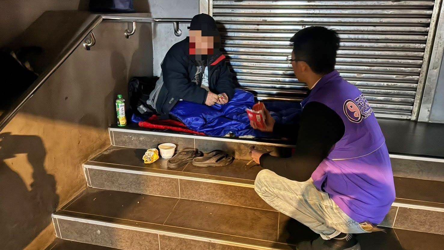 ▲基隆街友寒夜塑膠裹身禦寒拒安置。（圖／天行者慈善協會理事長李昌萬提供）