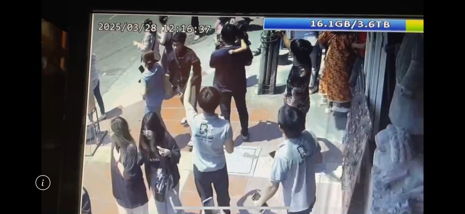 【緬甸強震直擊】曼谷政府大樓崩塌瞬間曝光　煙塵滿天民眾奔逃