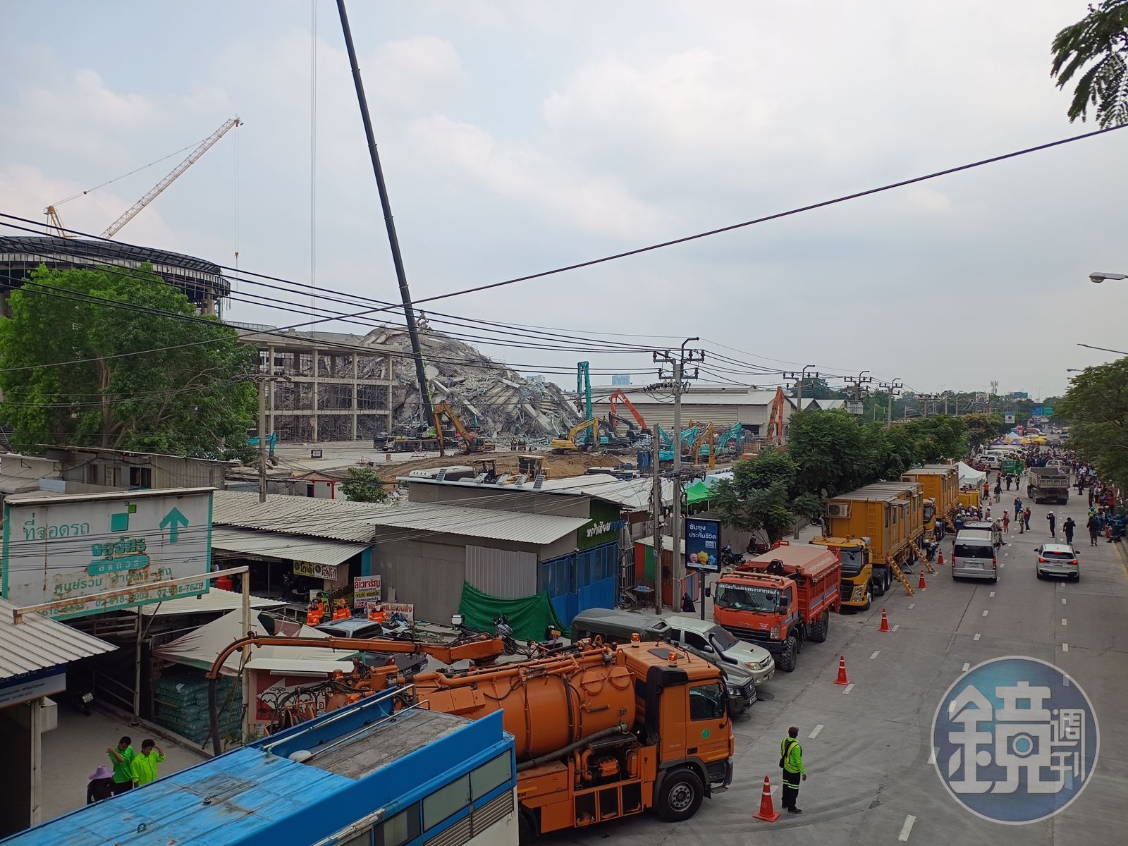 【緬甸強震直擊】曼谷政府大樓崩塌瞬間曝光　煙塵滿天民眾奔逃