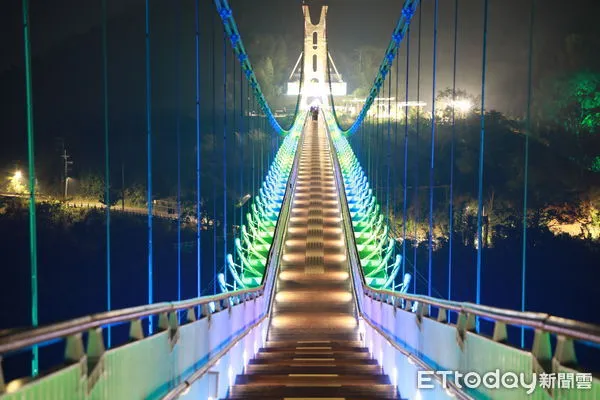 ▲▼   太平雲梯服務再升級 光雕夜間營運啟動白天到夜晚樂遊太平山城    。（圖／阿里山管理處提供）