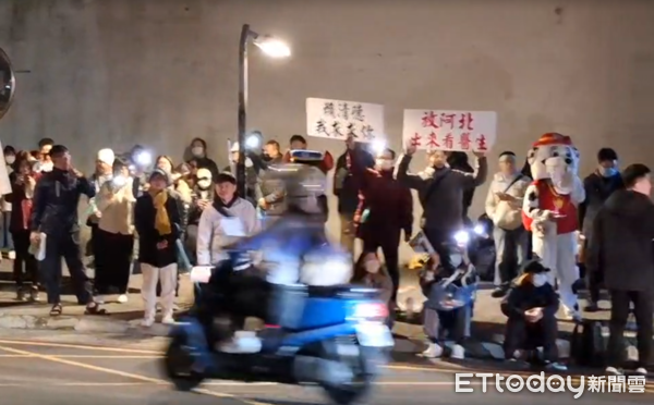 ▲北所外聚集不少小草聲援柯文哲。（圖／記者陸運陞攝）