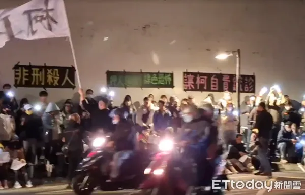 ▲北所外聚集不少小草聲援柯文哲。（圖／記者陸運陞攝）