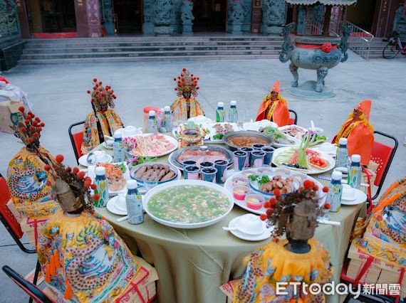 ▲▼  與神明一起吃辦桌，玩復古!水上首次鄉宴「台味の復古趴」秒殺熱烈迴響。   。（圖／記者翁伊森翻攝）