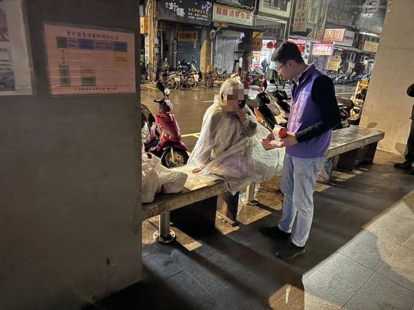 ▲▼嚇！基隆街友透明塑膠包緊禦寒 網驚：以為是大體。（圖／翻攝自基隆人大小事）