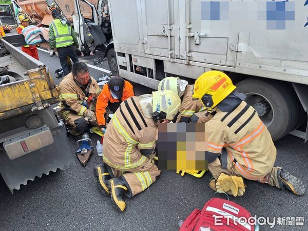 ▲▼台南國道3號大貨車追撞砂石車，駕駛命危。（圖／民眾提供）