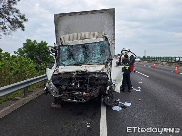 ▲▼台南國道3號大貨車追撞砂石車，駕駛命危。（圖／民眾提供）