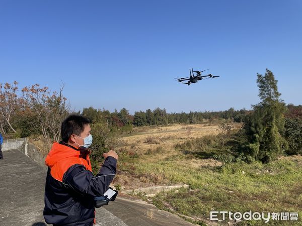 ▲▼為防範民眾在清明節燃燒紙錢香燭造成失火，金門消防局使用無人機空中巡查 。（圖／記者林名揚翻攝）