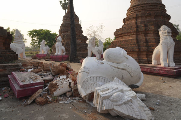 ▲▼緬甸強震，首都奈比多道路被毀，建築物倒塌。（圖／達志影像／美聯社）