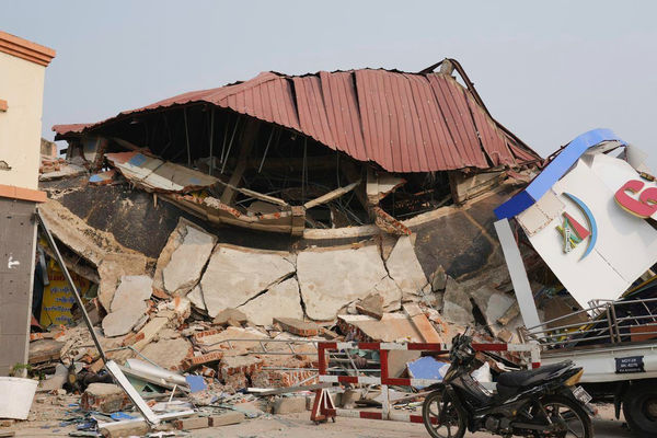 ▲▼緬甸強震，首都奈比多道路被毀，建築物倒塌。（圖／達志影像／美聯社）