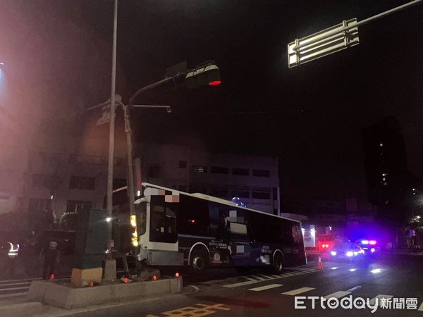 ▲▼蕭姓男子凌晨零時許駕客車行駛高楠公路時，疑精神不濟，自撞快慢車道分隔島，所幸車上無乘客，無人受傷。（圖／記者吳世龍翻攝）